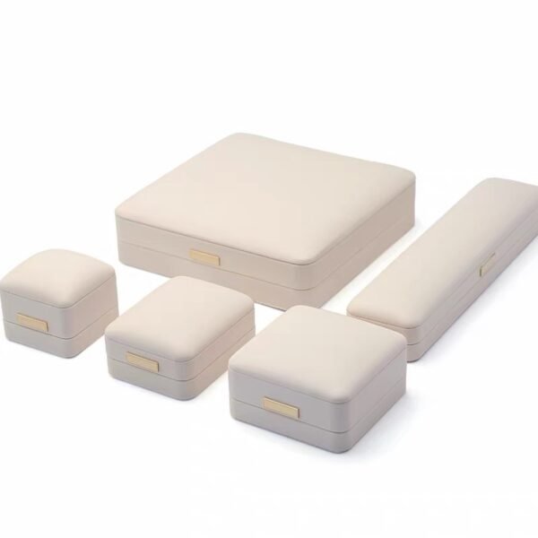 lavender-cream-velvet-lined-jewelry-case